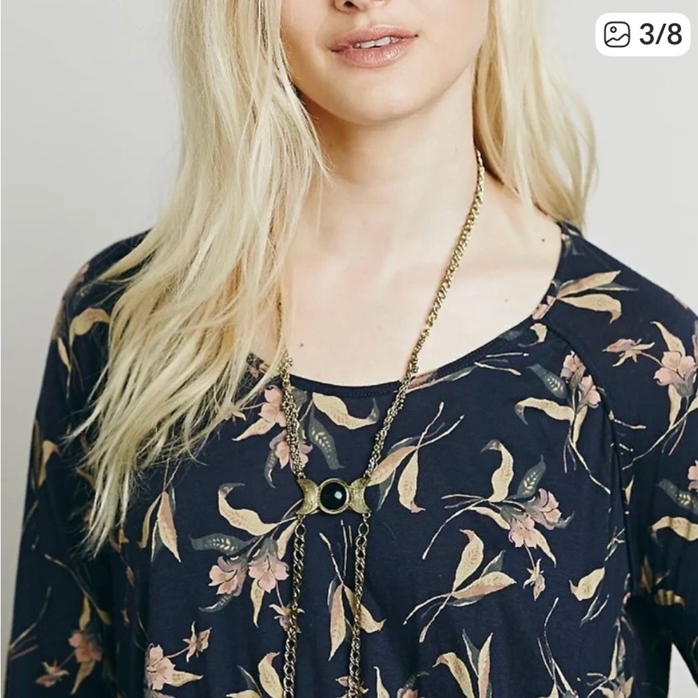 Free People Elsa
Floral Print Twisted Open Back
Blouse Size Small - Picture 3 of 4